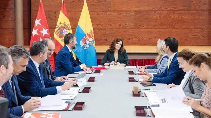 Ayuso cita a sus consejeros en La Casita con la quita de la deuda, la vuelta al cole y la F