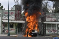 Las protestas por los desaparecidos de Ayotzinapa se recrudecen al derribar con un camión la puerta del Campo Militar 1