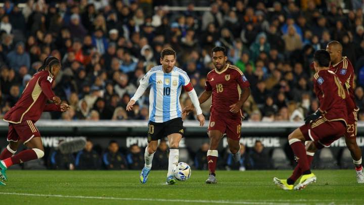 La Selección argentina, con doblete de Messi, goleó a Venezuela en el Monumental