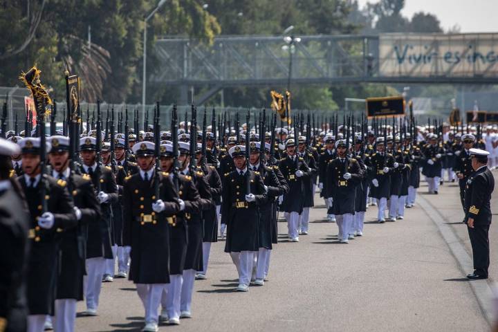 Titular de Semar encabeza pase de revista de contingente rumbo al desfile del 16 de septiembre
