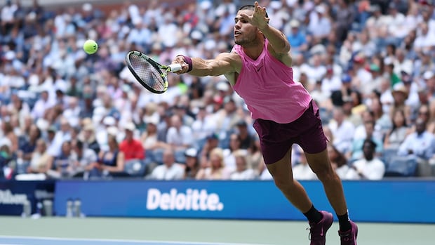 Carlos Alcaraz fires 28 winners in 3-set U.S. Open quarterfinal victory over Jiri Lehecka