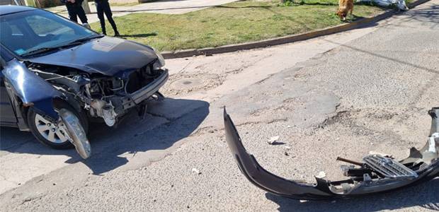 Violento choque entre una moto y un automóvil dentro de la ciudad en General Villegas
