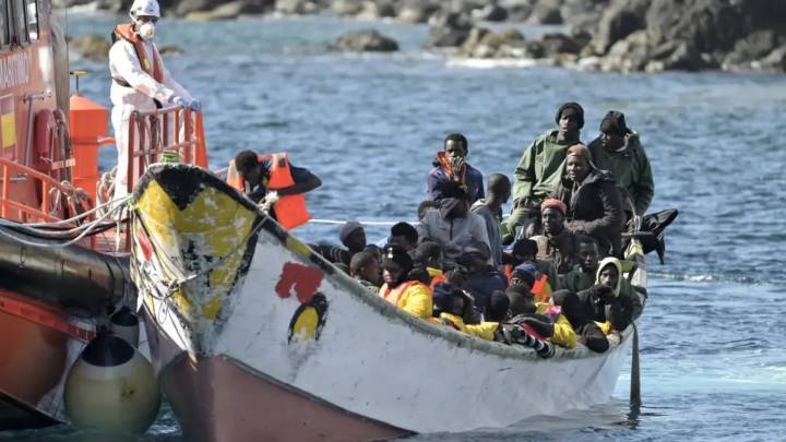 PSC y ERC niegan que la delegación de competencias en inmigración sea una medida "racista" y critican el 'no' de Podemos