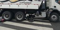 Una moto quedó debajo de un camión en Villa General Mitre