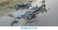 Dos motos chocaron de frente, los dos conductores fueron hospitalizados y las motos quedaron destrozadas