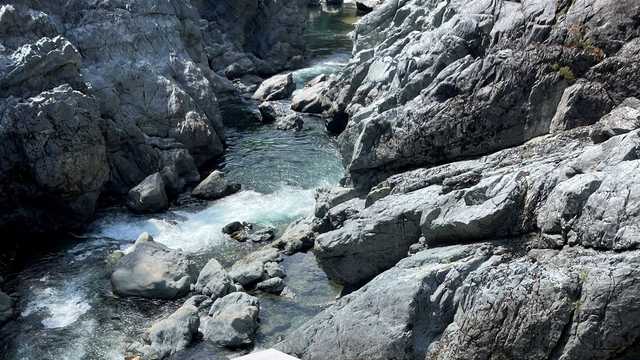 Frito-Lay truck plunges 150 feet into river canyon in Northern California