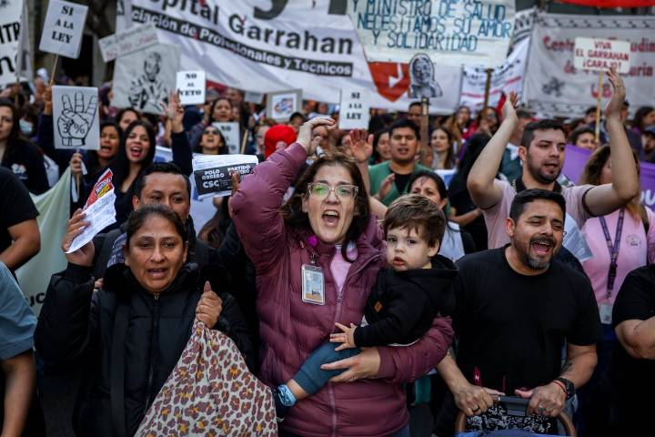 Profesores, médicos y estudiantes enfrentan con paros y marchas los vetos de Milei