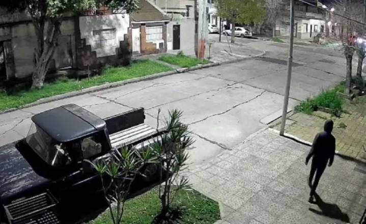 Balearon a un gendarme en un intento de robo de su auto en la puerta de su casa de Gerli: está grave