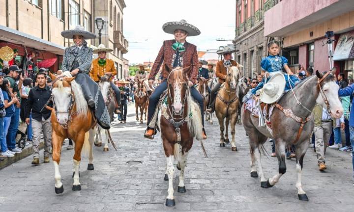 Encabeza Ricardo Gallardo desfile conmemorativo de la Independencia de México