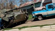 Un tanque de guerra embistió sobre una camioneta estacionada en pleno centro de Concordia