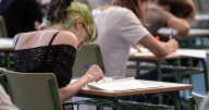 Jóvenes europeos voltean hacia el populismo de izquierda y derecha ante la falta de respuestas de políticos tradicionales