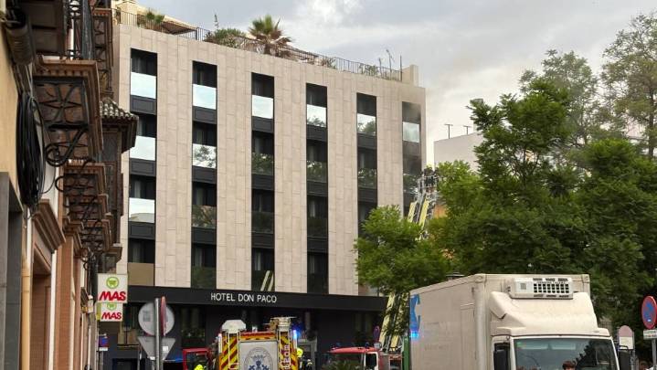 El incendio en el Hotel Don Paco deja cinco heridos: cuatro leves y otro evacuado al hospital
