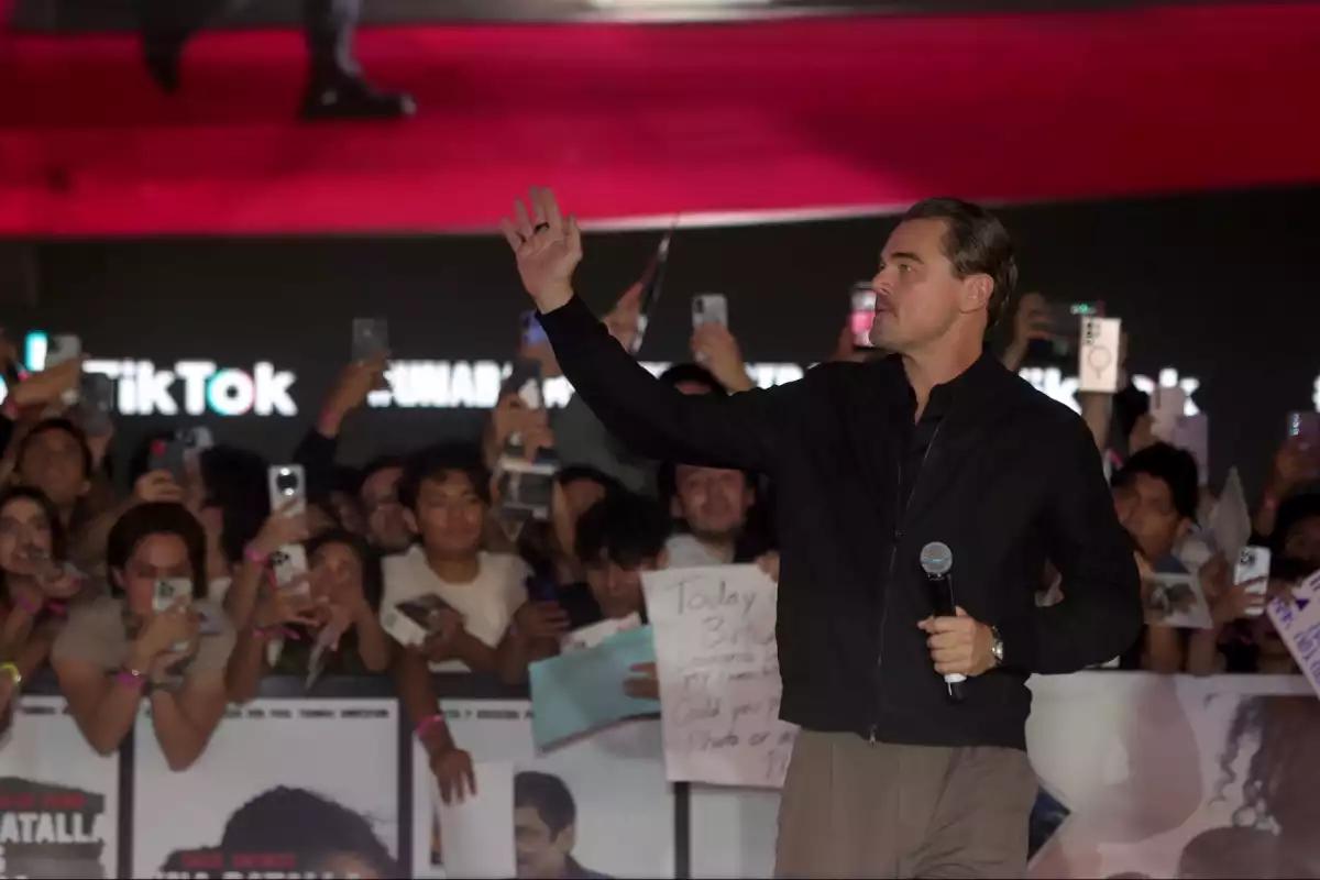 DiCaprio conquista la alfombra roja en la CDMX y levanta la voz por los migrantes