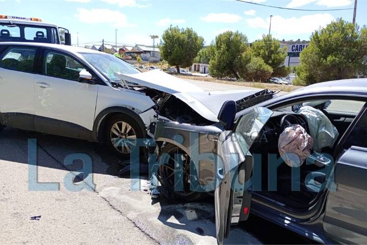 Dos heridos tras una colisión frontal entre dos turismos