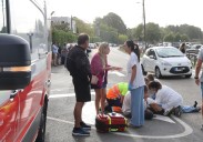 Dos heridos en un accidente entre una moto y un coche en Gijón