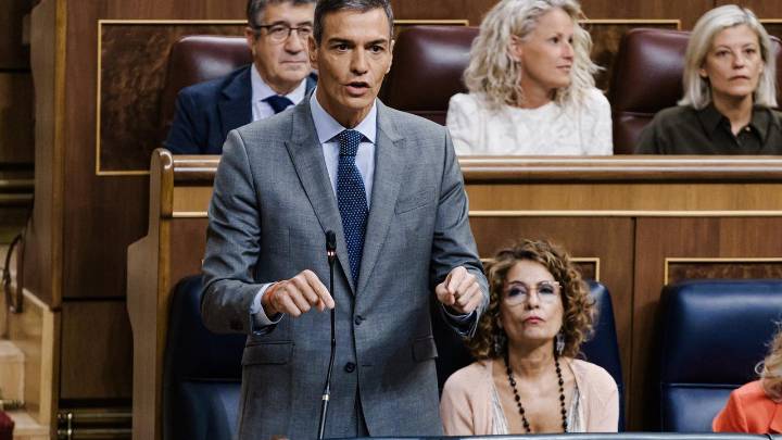 Sánchez presume de reducir la inmigración ilegal y se olvida de la oleada de cayucos en Baleares