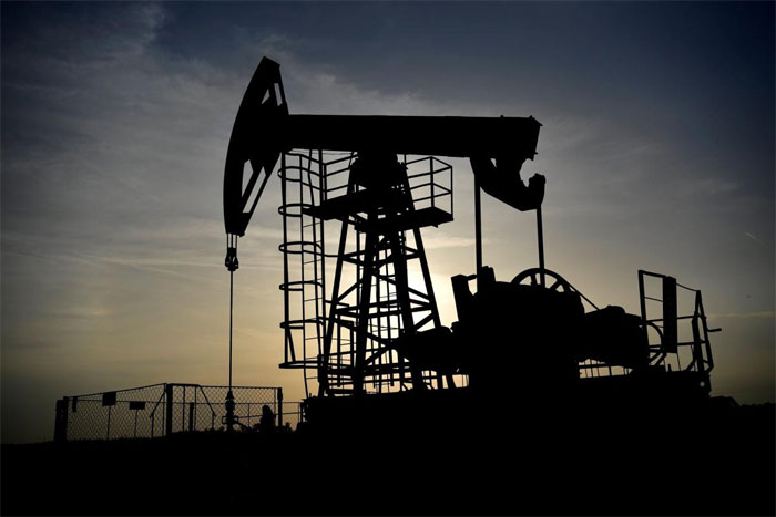 El petroleo de Texas cae un 3.8 % a media sesión tras incremento en la oferta