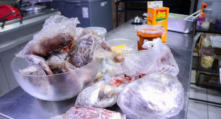 Restaurante céntrico es multado por vender carne en mal estado en Huancayo