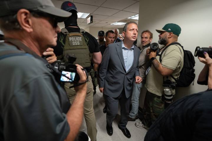 Brad Lander, over a dozen local politicians arrested at Manhattan Immigration Court