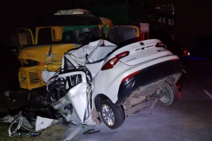 En la ruta E-52. Dos jóvenes de 20 años murieron tras un brutal choque entre un auto y un camión