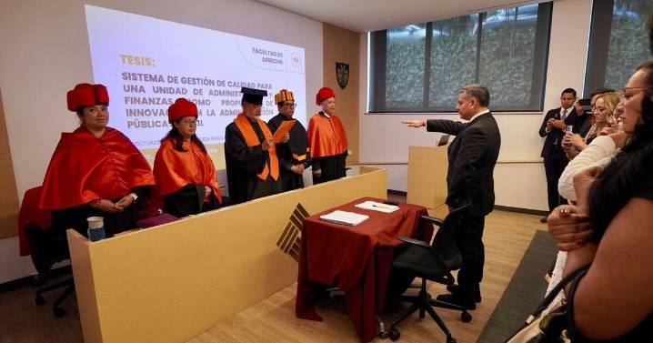 Javier Tapia Santoyo recibe doctorado en Administración Pública: trayectoria y logros
