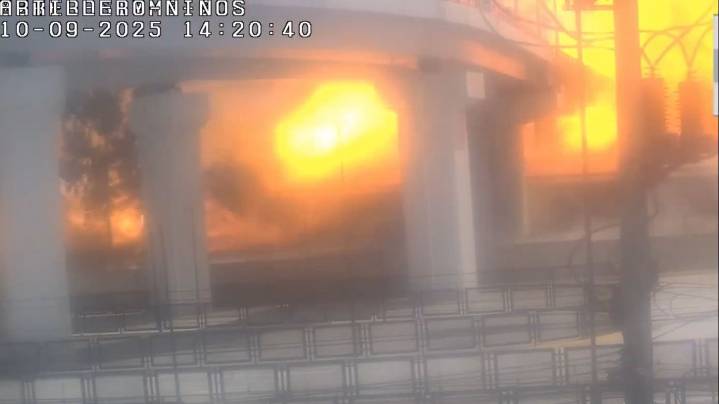 Capta C5 de la CDMX volcadura y explosión de la pipa en el puente de la Concordia en Santa Martha Acatitla; hay 3 muertos