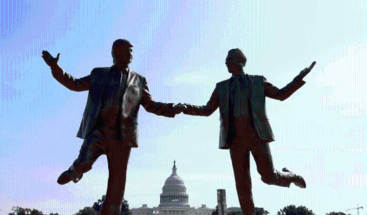 Retiran la escultura de Trump y Epstein agarrados de la mano en Washington