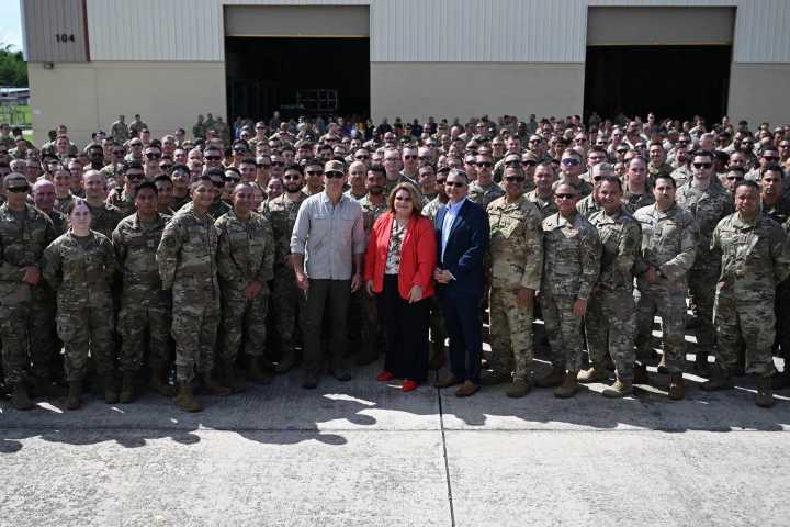 Secretario de Guerra de EEUU visita Puerto Rico en medio de polémicas maniobras militares