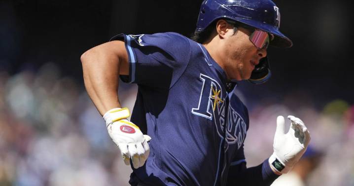Ha-Seong Kim joins the Braves and starts at shortstop in his first game with his new team