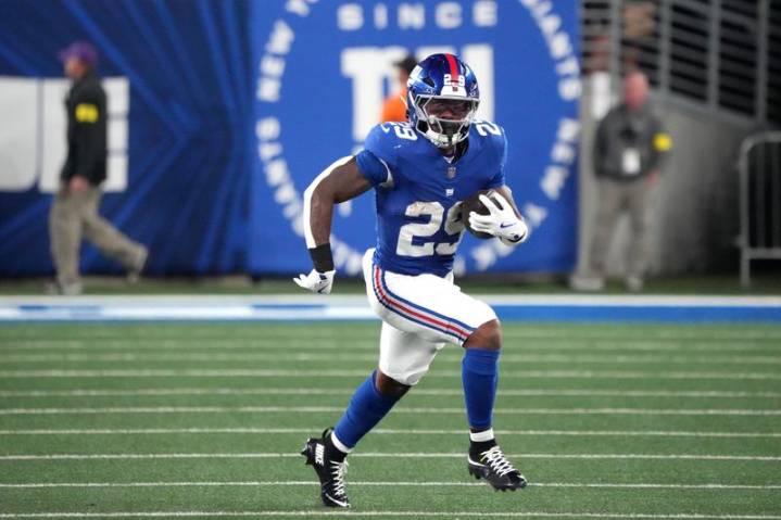 Giants RB Tyrone Tracy exits with right arm injury