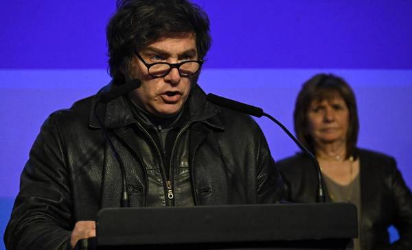 Tras la derrota, Milei se vistió de inglés y prometió dar batalla a los argentinos