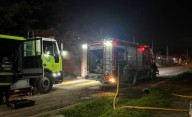 Un voraz incendio de madrugada en La Plata destruyó un galpón con un auto adentro