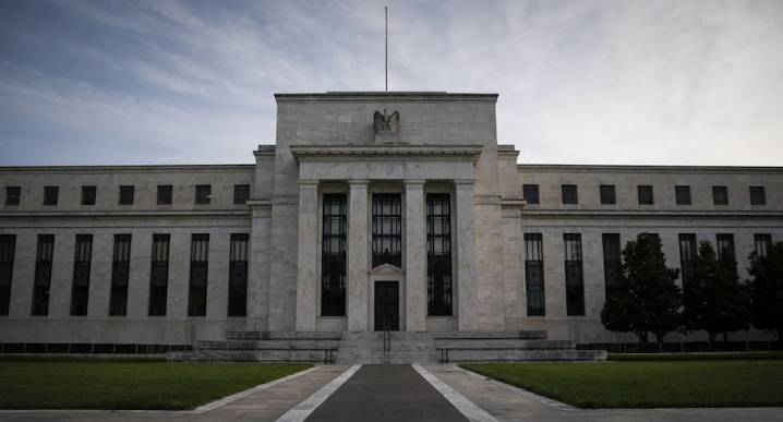 Acciones y bonos suben tras datos de empleo que refuerzan apuestas a recorte de la Fed