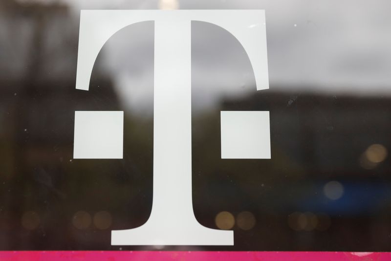 T-Mobile expects $400 million service revenue boost in Q3 from UScellular deal