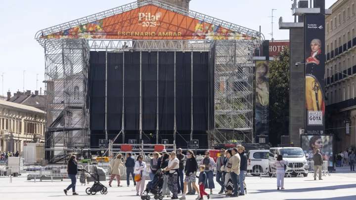Zaragoza comienza los preparativos para los conciertos de la plaza del Pilar: así avanza el montaje de los Pilares