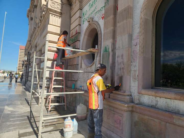 Comienzan trabajos de limpieza y restauración de Presidencia Municipal tras manifestación antitaurina: daños ascienden a 128,000 pesos, aseguran