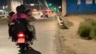 Imprudencia en Santiago: una familia viajaba en moto con cuatro personas, entre ellas dos niños
