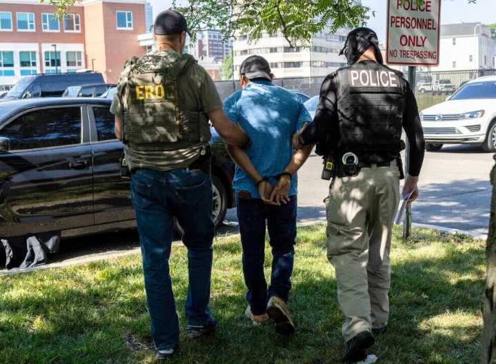 Juez federal bloquea expansión de deportaciones express de Trump