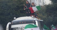 No es de ahora: la fiesta en el bus camino al Palogrande, ritual del Once Caldas y sus hinchas en todo el año