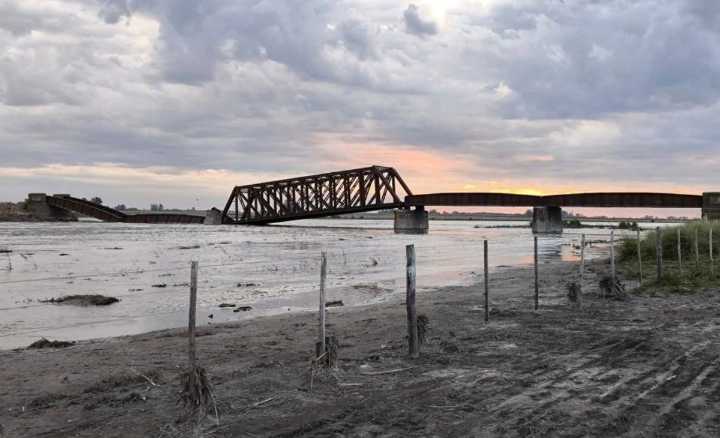 Crecida del Salado: se derrumbó puente ferroviario y advierten por otro de la ruta 5