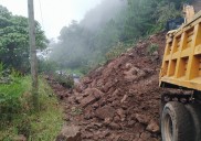 Gobierno de Puebla retira derrumbe en Naupan y habilita paso provisional