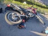 Un motociclista sufrió diversas lesiones al impactar con una camioneta en Rawson y tuvo que ser internado