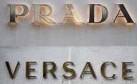 La Unión Europea autoriza la compra de Versace por parte de Prada