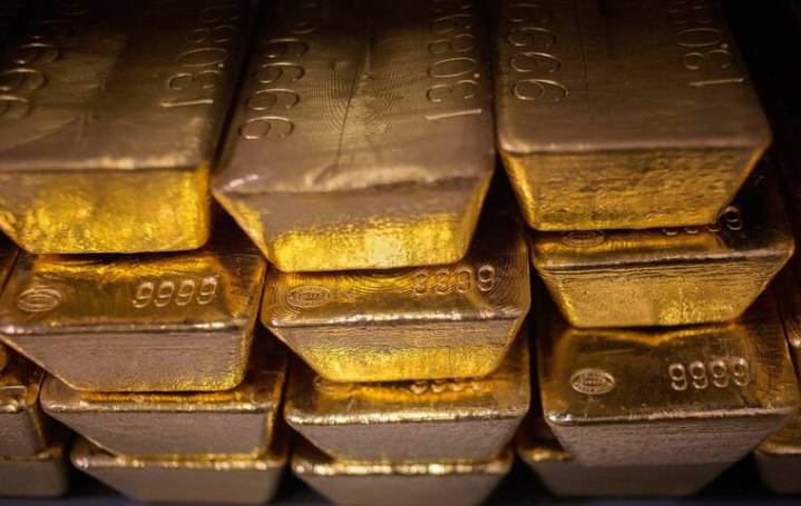 Stocks drop as dollar gains, gold eases with Fed cuts uncertain