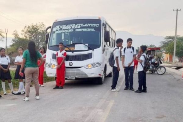 Restablecerán transporte escolar a estudiantes de Almapotoque tras acuerdo con autoridades locales