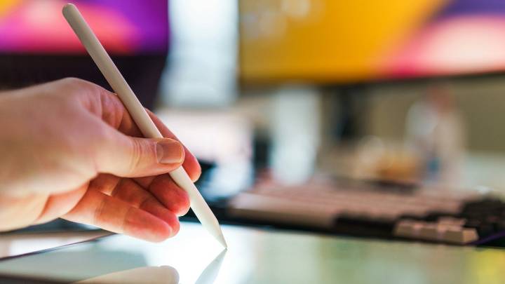 Trucos para vestir mejor en la oficina si no tienes que llevar traje