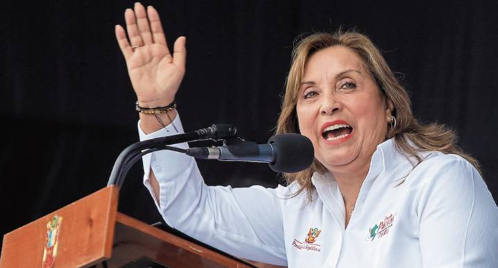 Dina Boluarte apoya octavo retiro de AFP, al que sus ministros se oponían