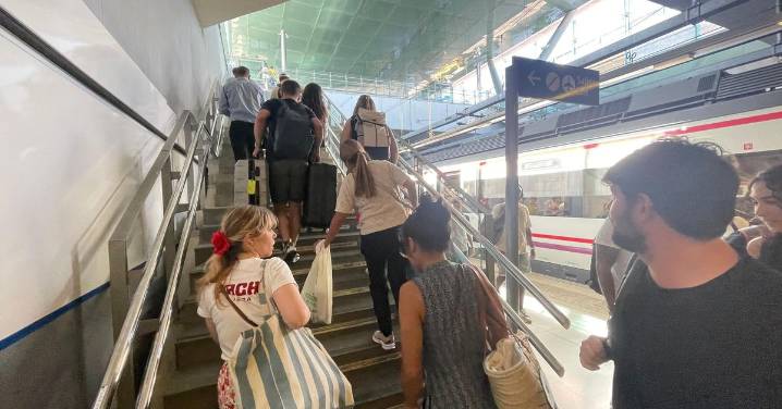 Las escaleras del Cercanías del aeropuerto de Málaga llevan más de medio año rotas