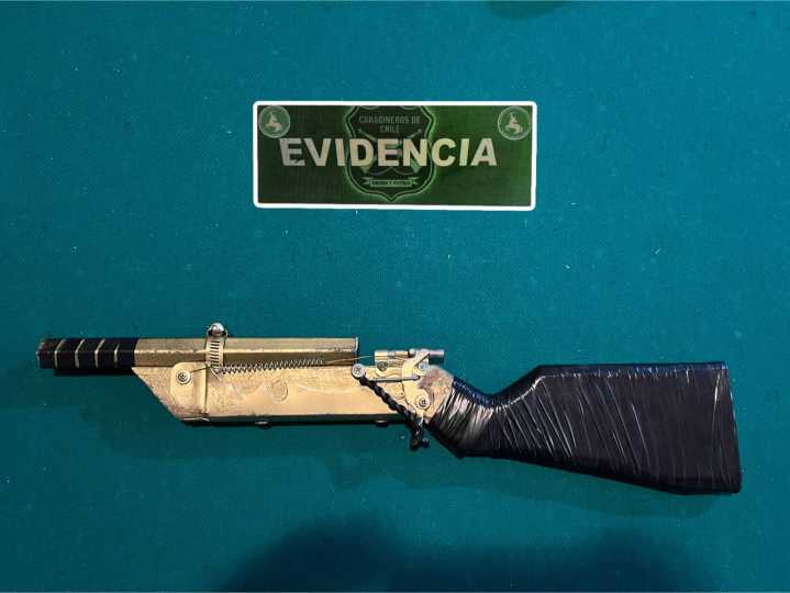 Detenido sujeto que robó desde local comercial intimidando a dependiente con arma hechiza