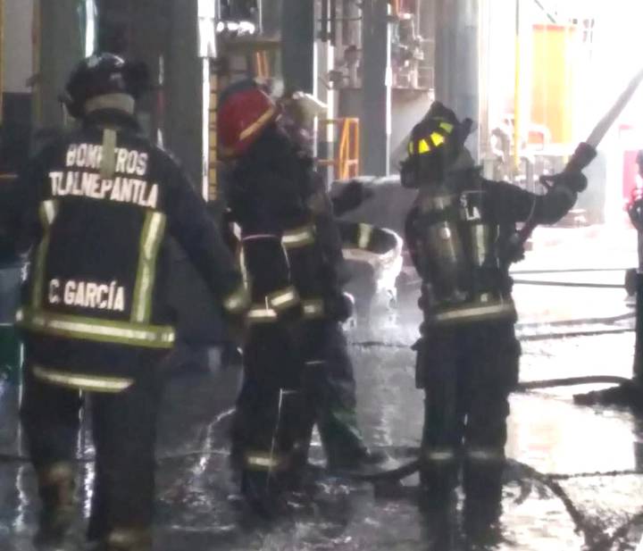 Incendio en aceitera moviliza a bomberos en Tlalnepantla